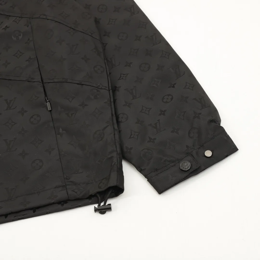 🅿️570 Louis Vuitton/Louis Vuitton all-over printed presbyopic windbreaker zipper jacket. Purchase the original version and have it printed immediately. The fabric is made of custom densely spun technical fabric that is light and thin, and the upper body is silky and breathable. Infrared positioning cutting, workwear-style windbreaker design, the upper body is invincible and versatile. All details are customized and developed, and all hardware and accessories are restored to ZP. Size：XS-L